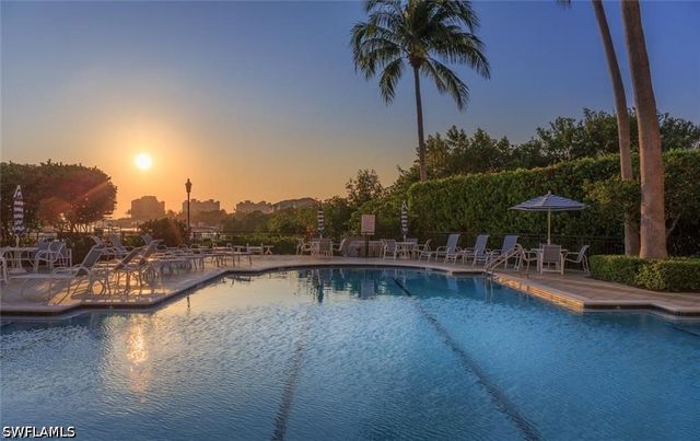 425 Cove Tower DR 901, Naples, FL 34110