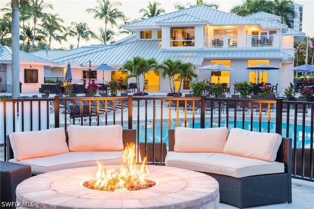 425 Cove Tower DR 901, Naples, FL 34110
