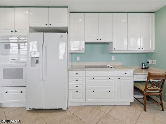 425 Cove Tower DR 901, Naples, FL 34110