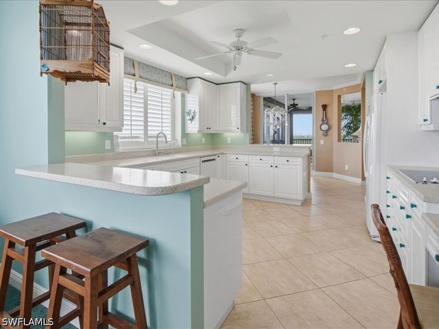 425 Cove Tower DR 901, Naples, FL 34110
