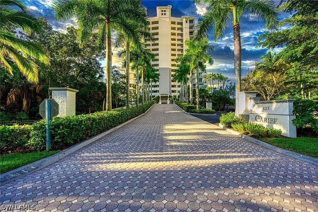 425 Cove Tower DR 901, Naples, FL 34110