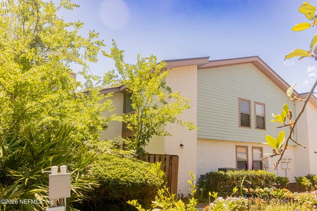 1403 W DEFENDER Court, Jacksonville, FL 32233