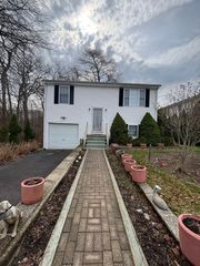 107 Apple Creek Ln, Fall River, MA 02720