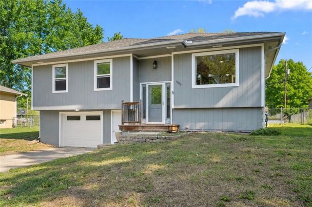 1900 Parkwood Drive, Harrisonville, MO 64701