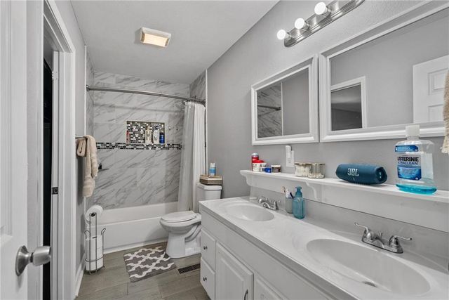 1900 Parkwood Drive, Harrisonville, MO 64701