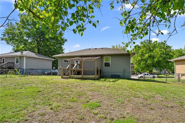 1900 Parkwood Drive, Harrisonville, MO 64701