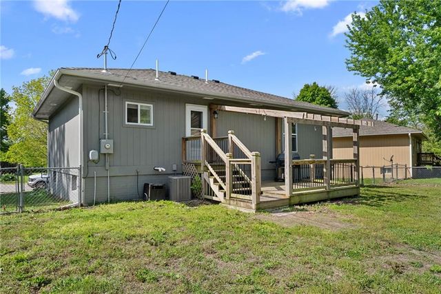 1900 Parkwood Drive, Harrisonville, MO 64701