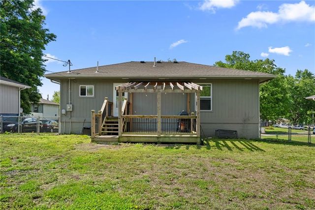 1900 Parkwood Drive, Harrisonville, MO 64701