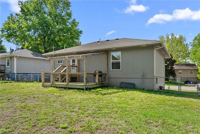 1900 Parkwood Drive, Harrisonville, MO 64701