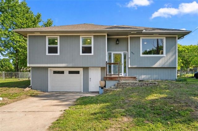 1900 Parkwood Drive, Harrisonville, MO 64701