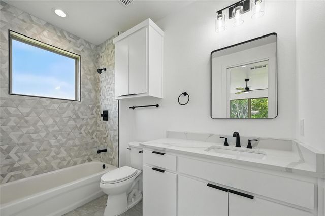 309 Whispering Way, Red Oak, TX 75154
