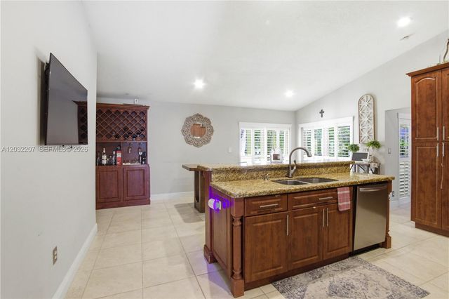 5940 NW 52nd St, Coral Springs, FL 33067