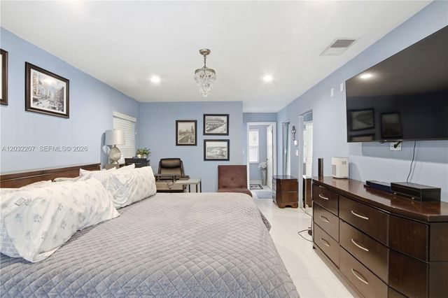 5940 NW 52nd St, Coral Springs, FL 33067