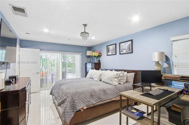 5940 NW 52nd St, Coral Springs, FL 33067