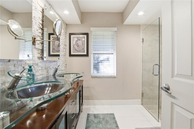 5940 NW 52nd St, Coral Springs, FL 33067