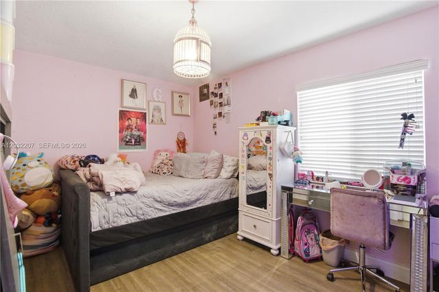 5940 NW 52nd St, Coral Springs, FL 33067