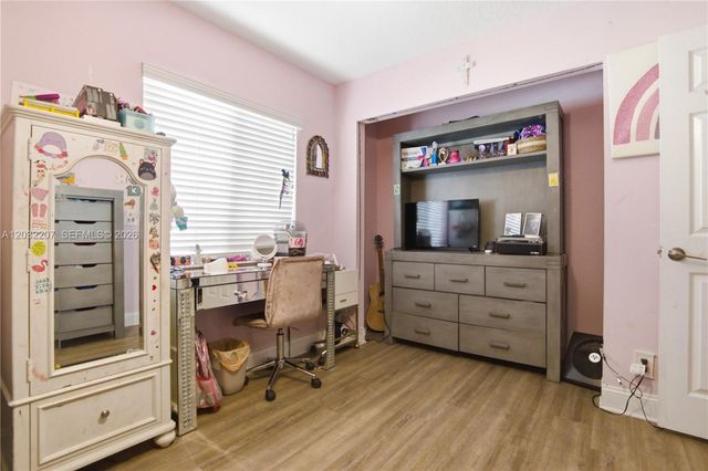 5940 NW 52nd St, Coral Springs, FL 33067