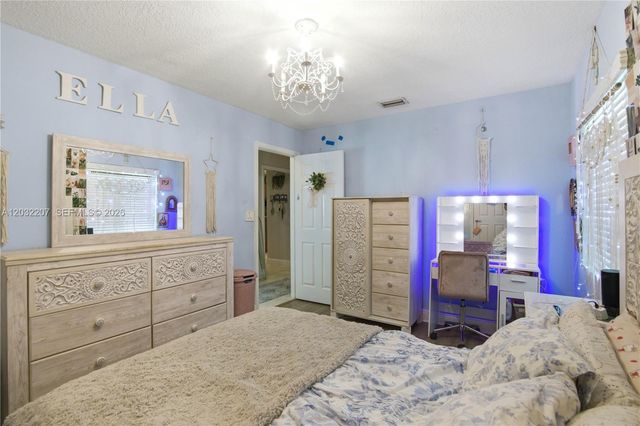 5940 NW 52nd St, Coral Springs, FL 33067