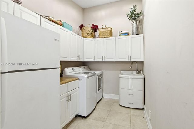 5940 NW 52nd St, Coral Springs, FL 33067