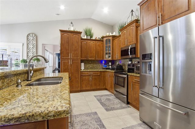 5940 NW 52nd St, Coral Springs, FL 33067