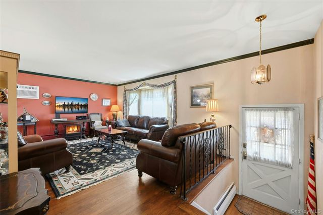 19 Duke Place, Glen Cove, NY 11542