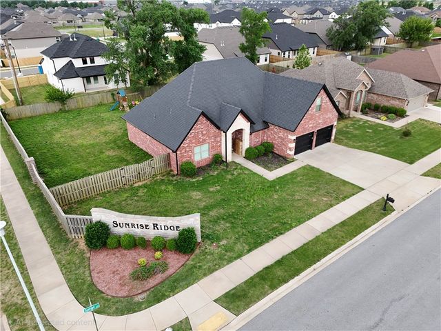 900 Sunset Lane, Centerton, AR 72719