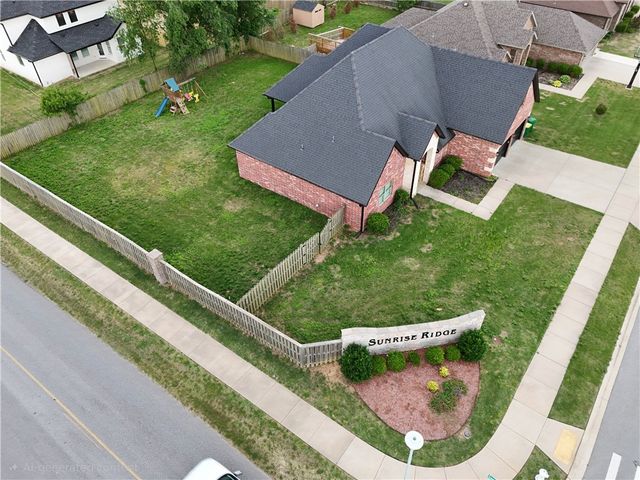 900 Sunset Lane, Centerton, AR 72719
