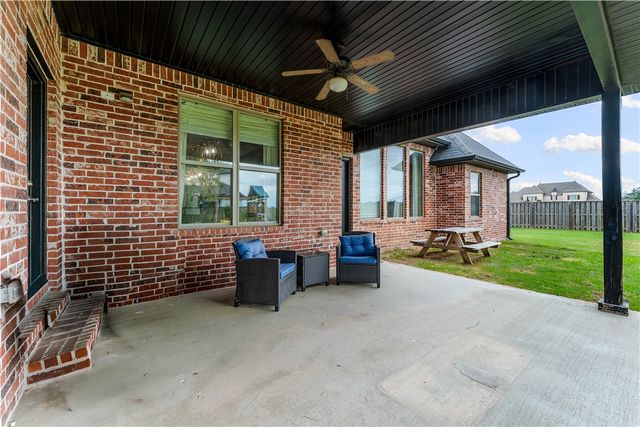 900 Sunset Lane, Centerton, AR 72719