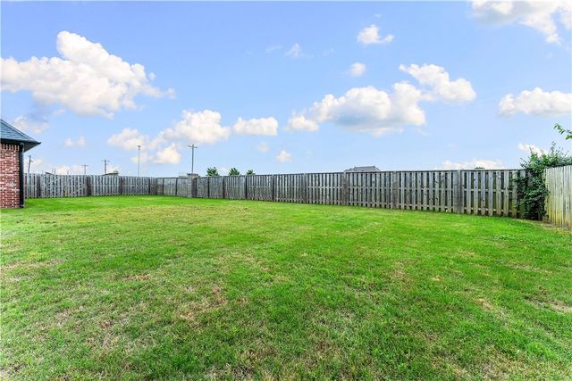 900 Sunset Lane, Centerton, AR 72719