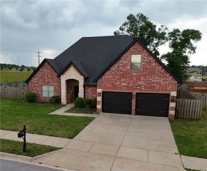 900 Sunset Lane, Centerton, AR 72719