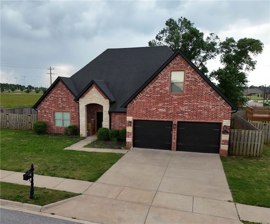 900 Sunset Lane, Centerton, AR 72719