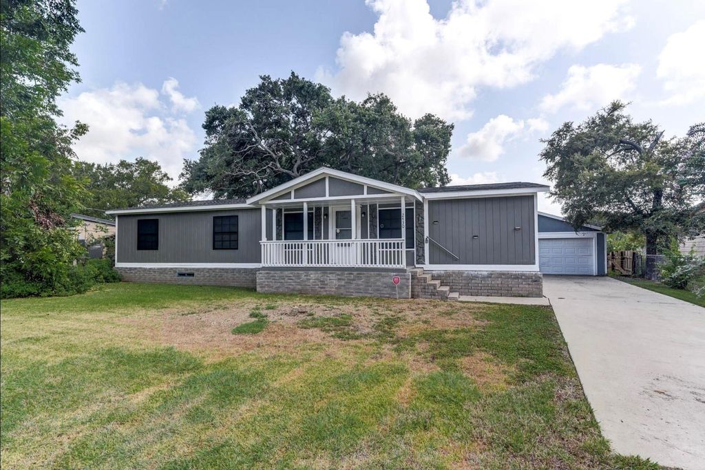 2430 Shady Creek Lane, Freeport, TX 77541