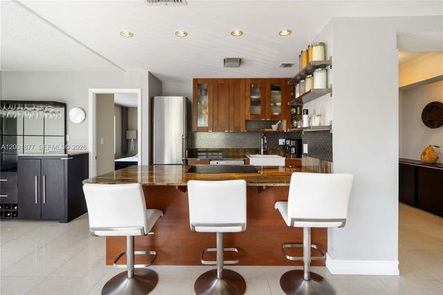 126 Golden Isles Dr 32A, Hallandale Beach, FL 33009