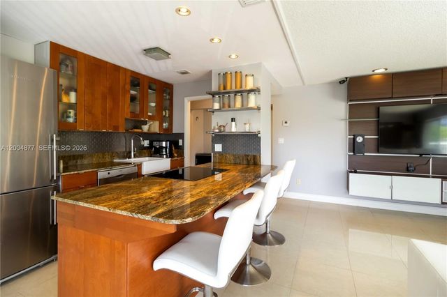 126 Golden Isles Dr 32A, Hallandale Beach, FL 33009