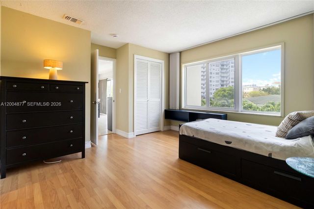 126 Golden Isles Dr 32A, Hallandale Beach, FL 33009