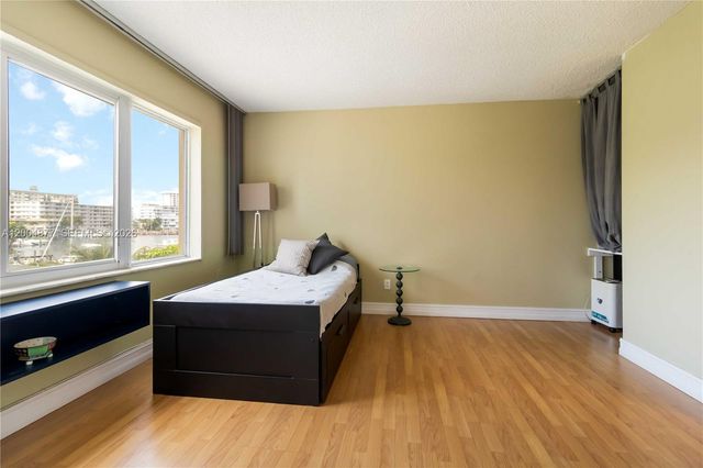 126 Golden Isles Dr 32A, Hallandale Beach, FL 33009