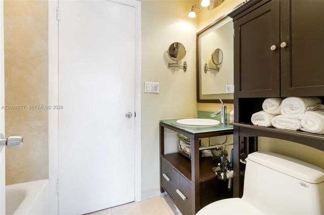 126 Golden Isles Dr 32A, Hallandale Beach, FL 33009