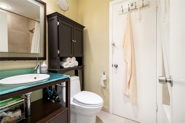 126 Golden Isles Dr 32A, Hallandale Beach, FL 33009