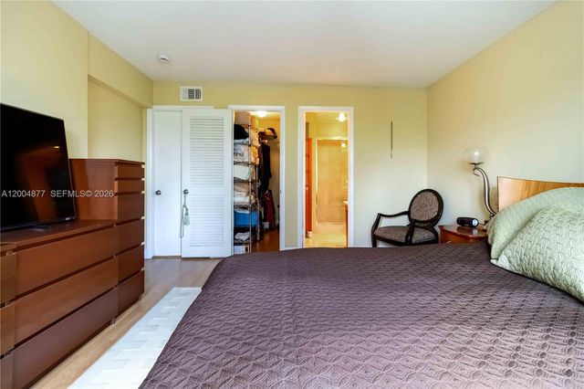 126 Golden Isles Dr 32A, Hallandale Beach, FL 33009