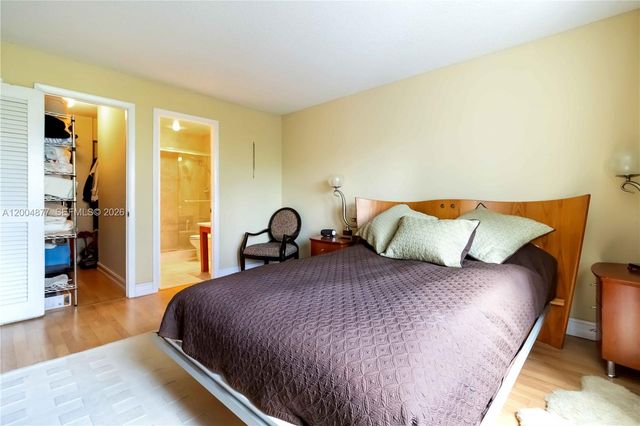 126 Golden Isles Dr 32A, Hallandale Beach, FL 33009