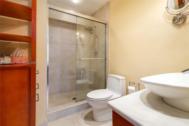 126 Golden Isles Dr 32A, Hallandale Beach, FL 33009