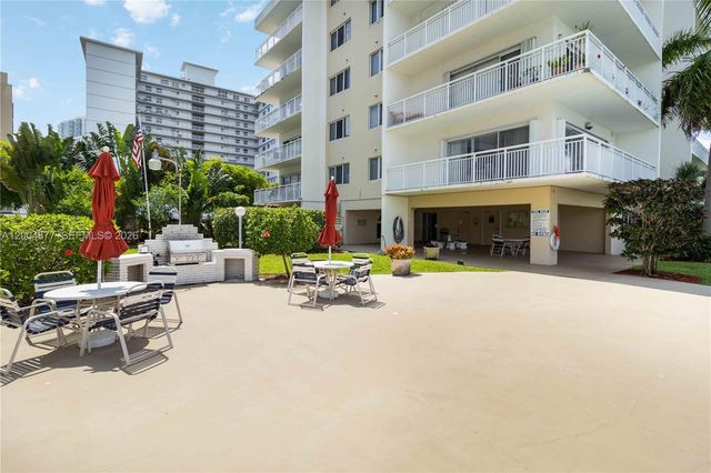 126 Golden Isles Dr 32A, Hallandale Beach, FL 33009