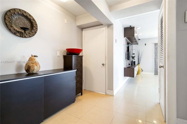 126 Golden Isles Dr 32A, Hallandale Beach, FL 33009