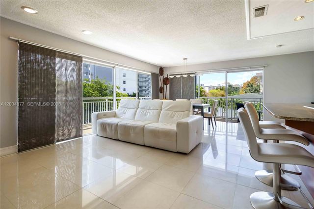 126 Golden Isles Dr 32A, Hallandale Beach, FL 33009