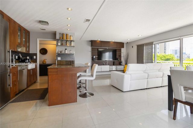 126 Golden Isles Dr 32A, Hallandale Beach, FL 33009