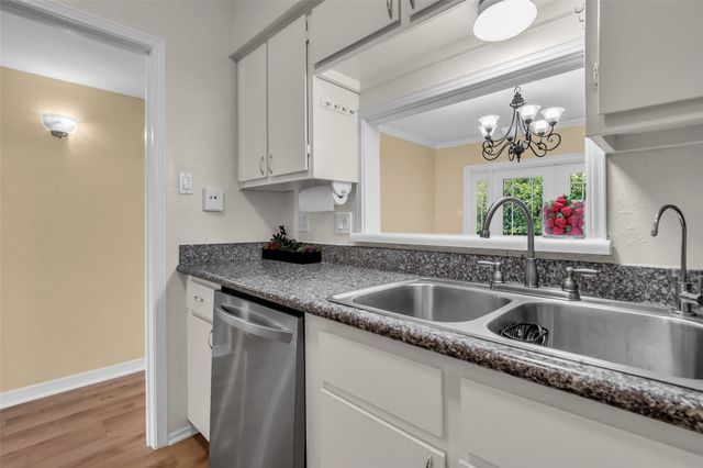 1800 Stoney Brook Drive 205, Houston, TX 77063