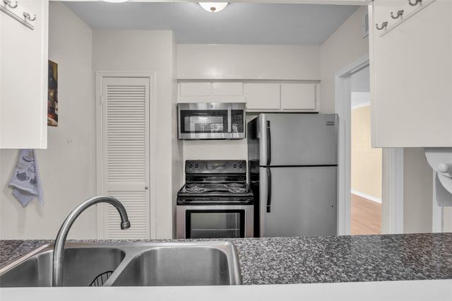 1800 Stoney Brook Drive 205, Houston, TX 77063