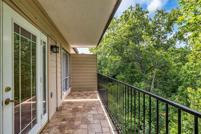 1800 Stoney Brook Drive 205, Houston, TX 77063