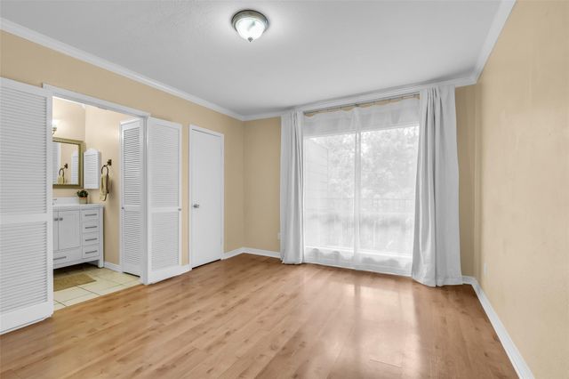 1800 Stoney Brook Drive 205, Houston, TX 77063