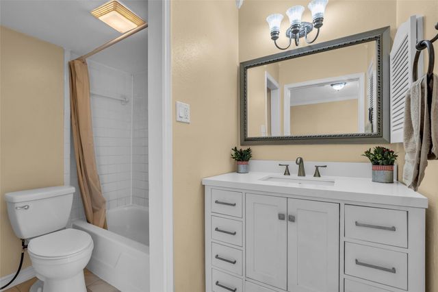 1800 Stoney Brook Drive 205, Houston, TX 77063